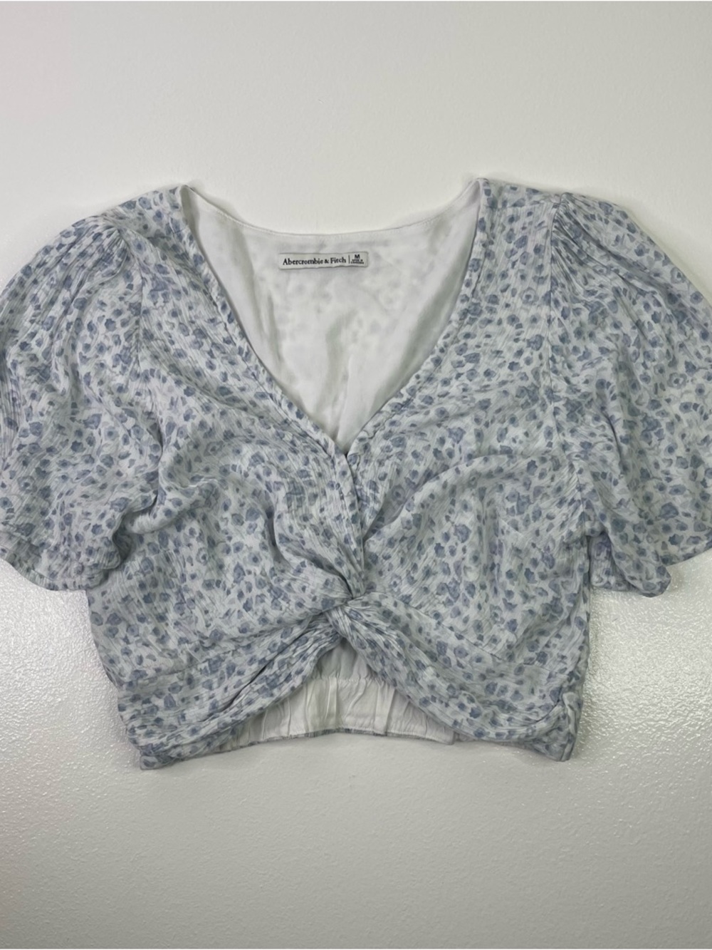 Abercrombie & Fitch Twist-Front Blue Floral Flutter Sleeve Crop Top Size M